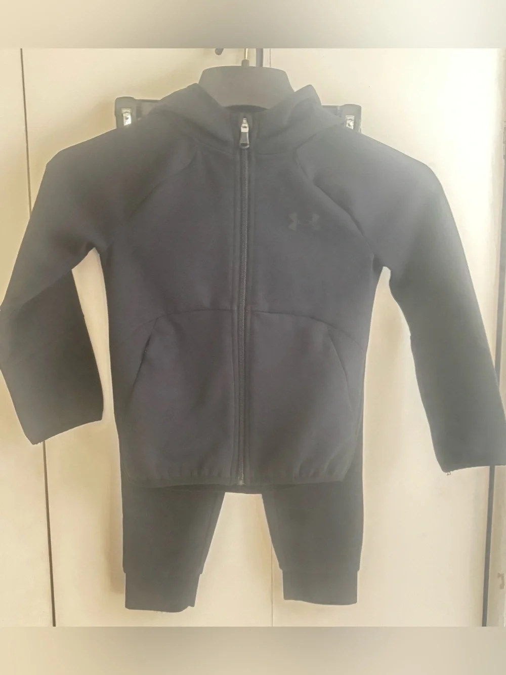 KIDS UNDER ARMOUR JOGGING SET BLK, size 5